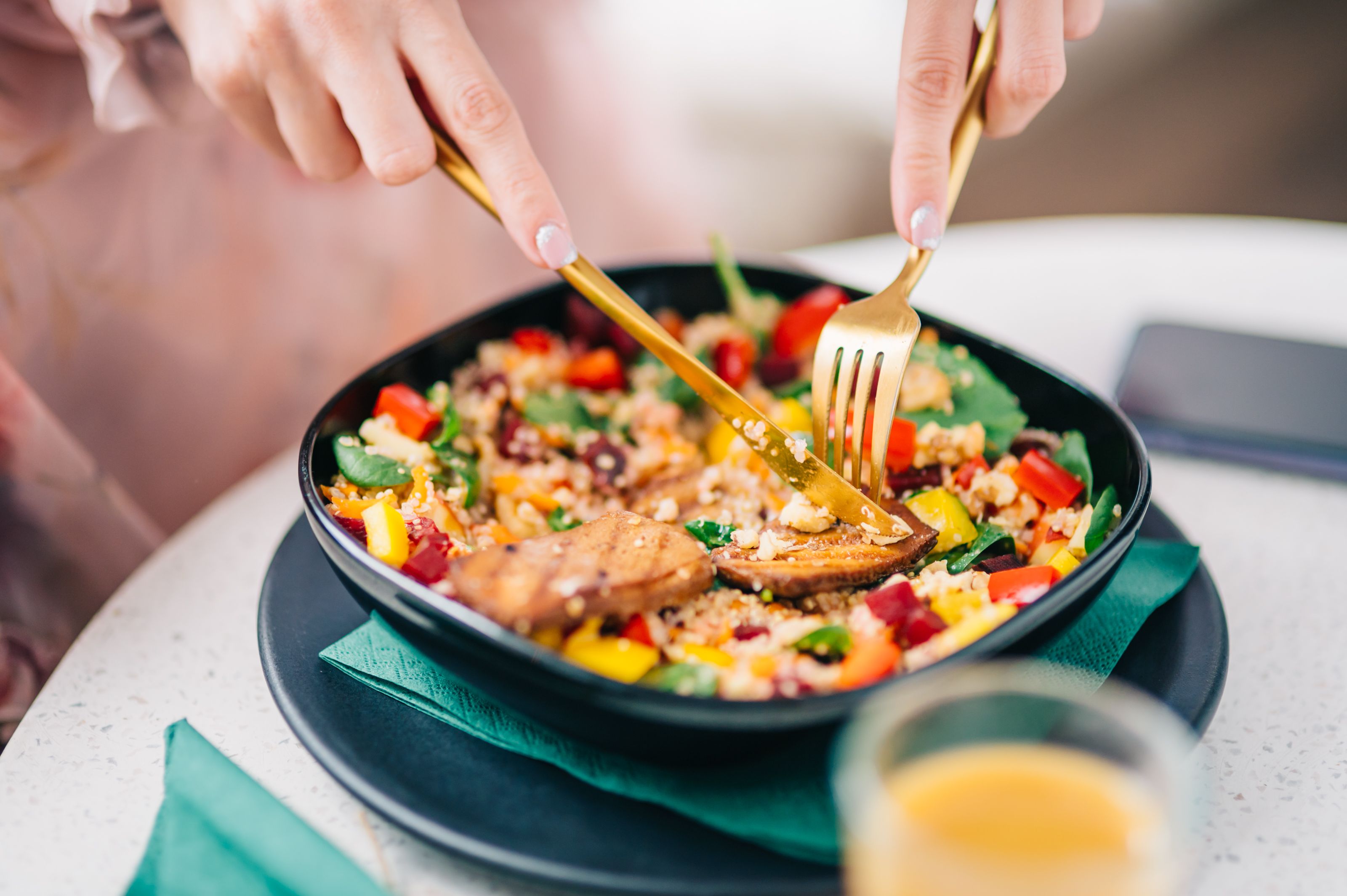 Une salade colorée de quinoa et de légumes frais servie à table