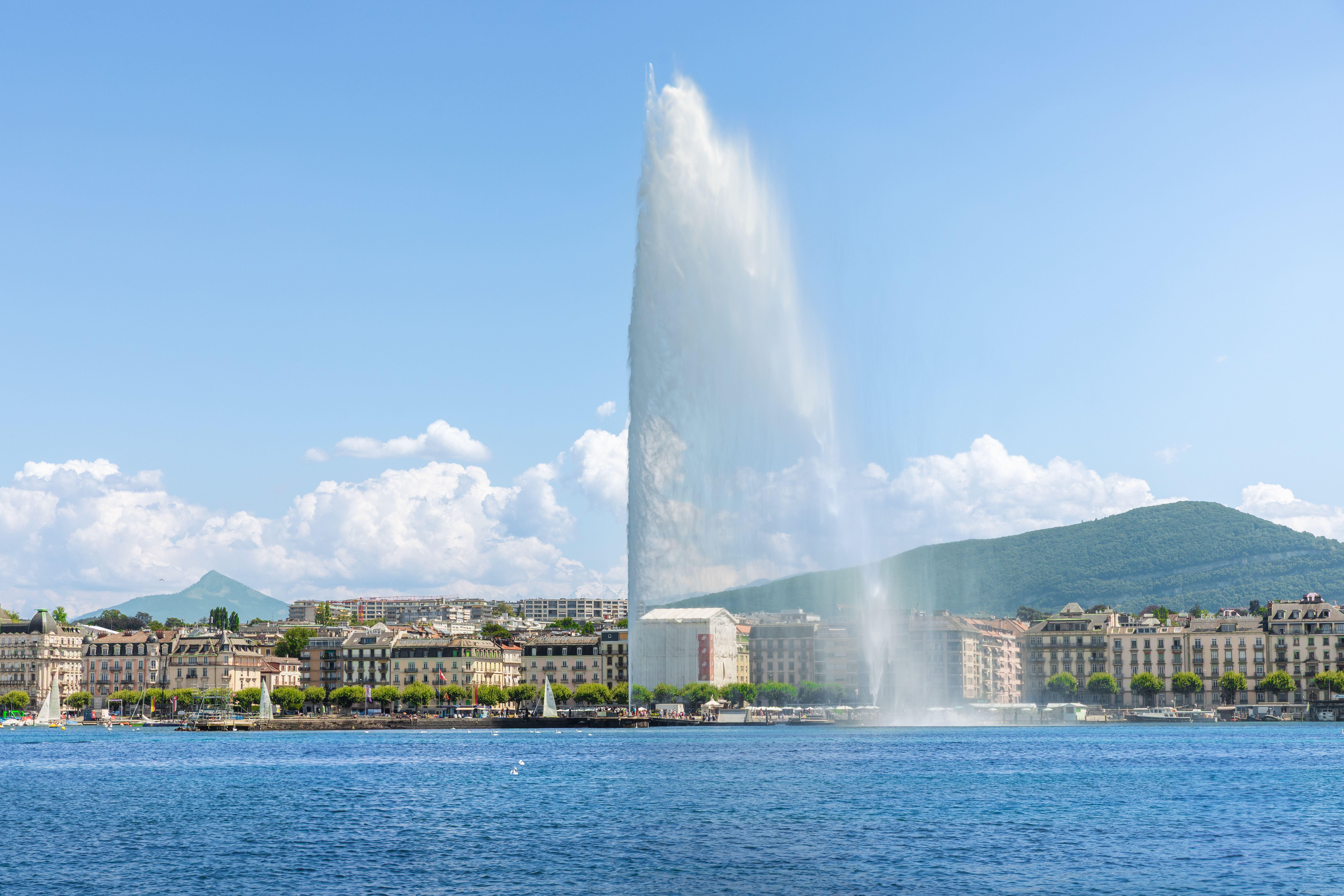 Le jet d’eau de Genève et les montagnes