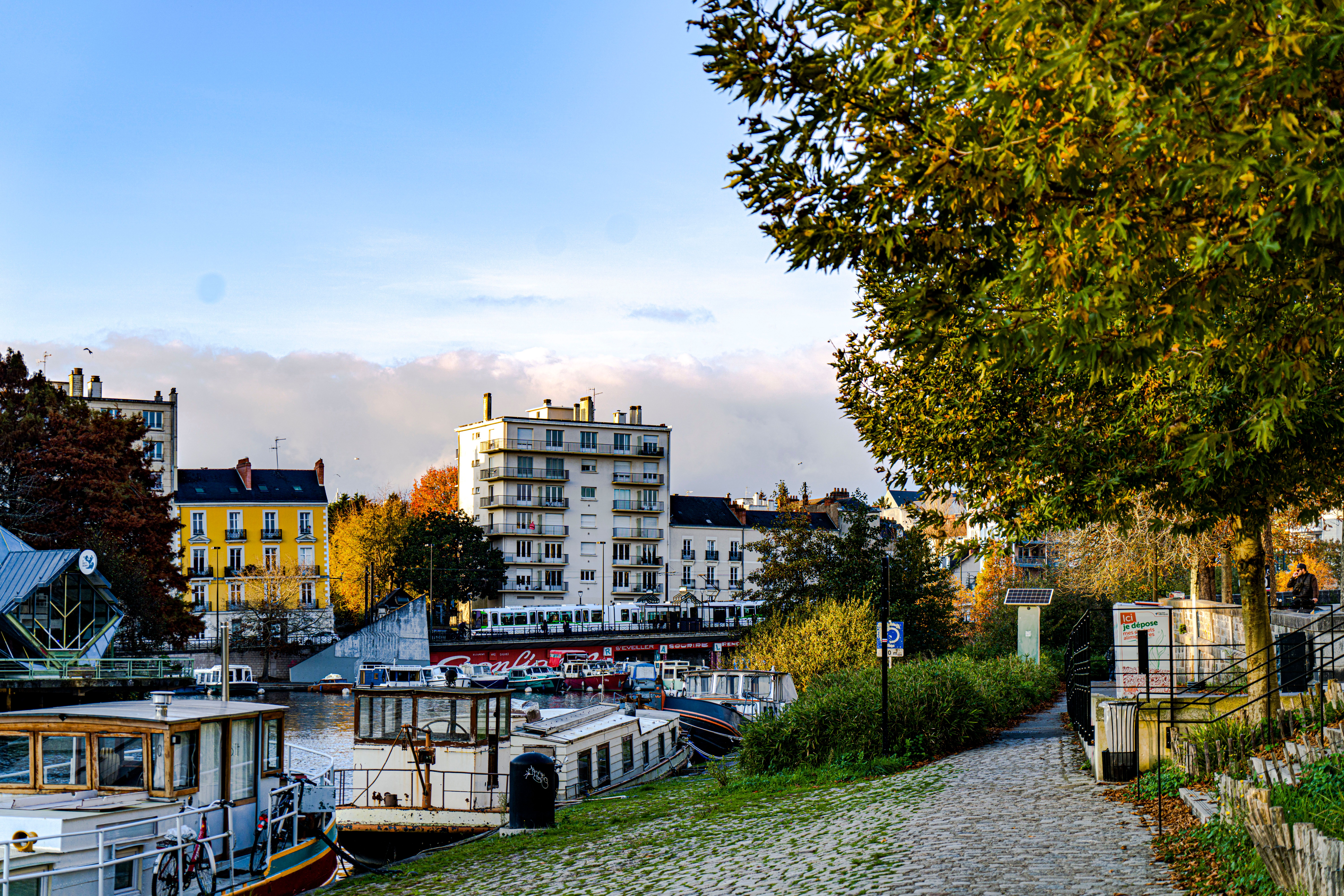 Des bateaux et des façades au bord de l’eau à Nantes