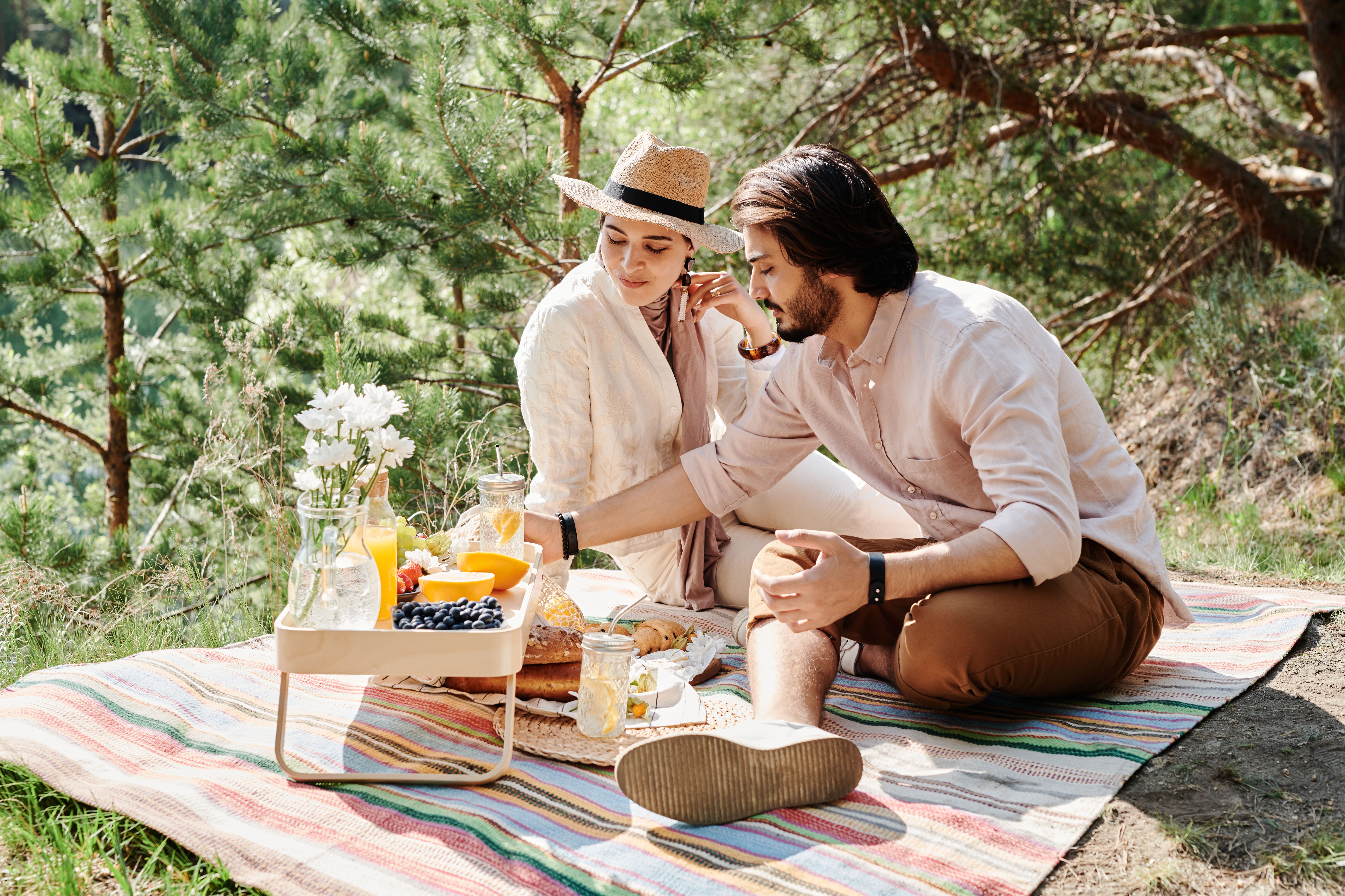 Et par holder picnic i det fri med frisk frugt