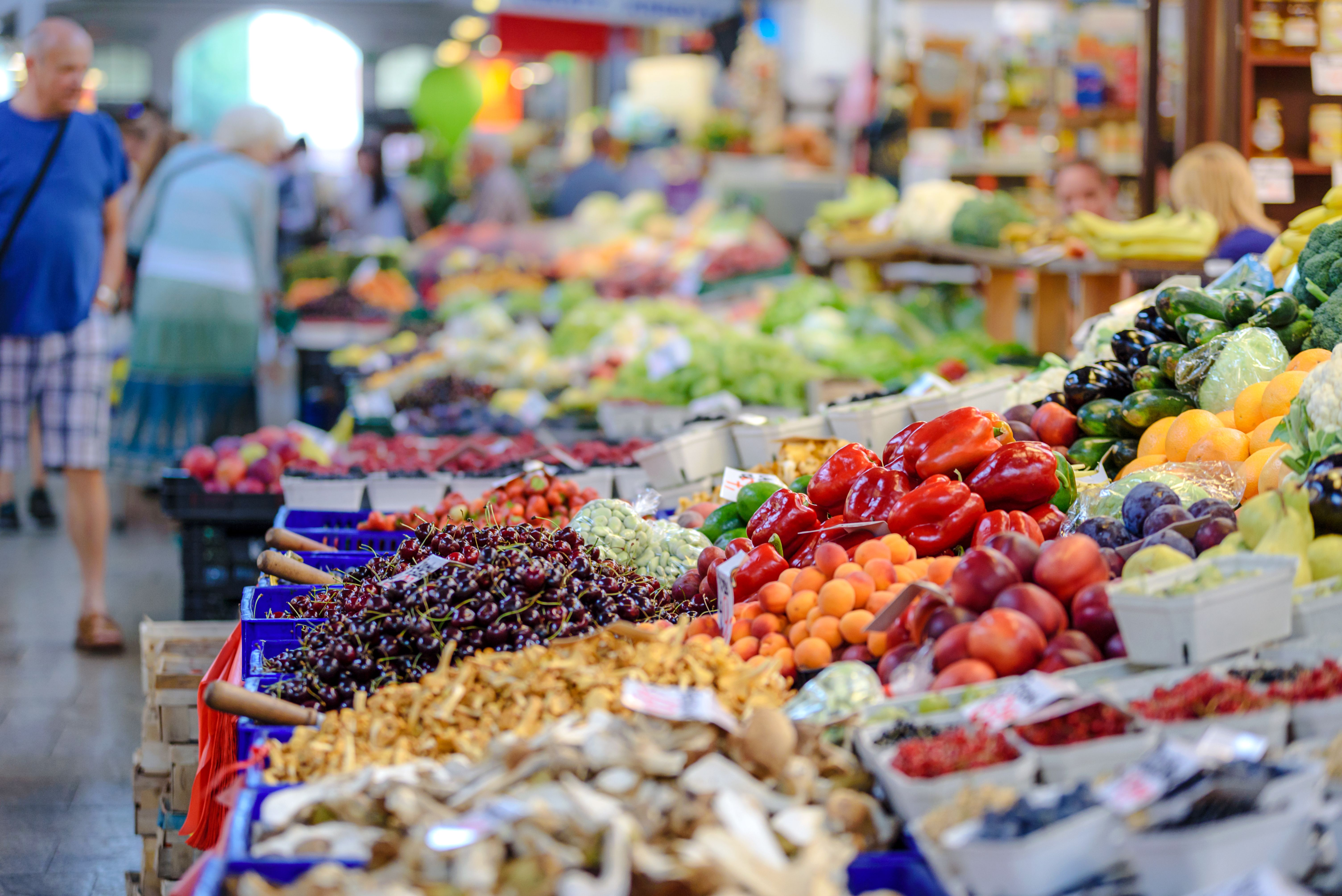 Des étals de fruits et légumes sur un marché